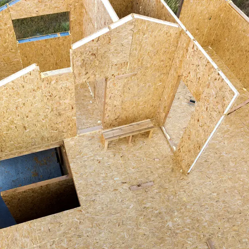 Holzrahmenbau mit OSB-Beplankung in der Montagephase