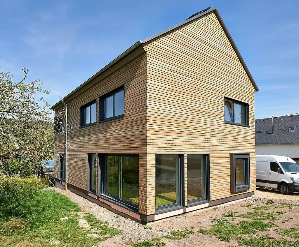 Wohnhaus in Holzrahmenbauweise mit horizontaler Holzfassade