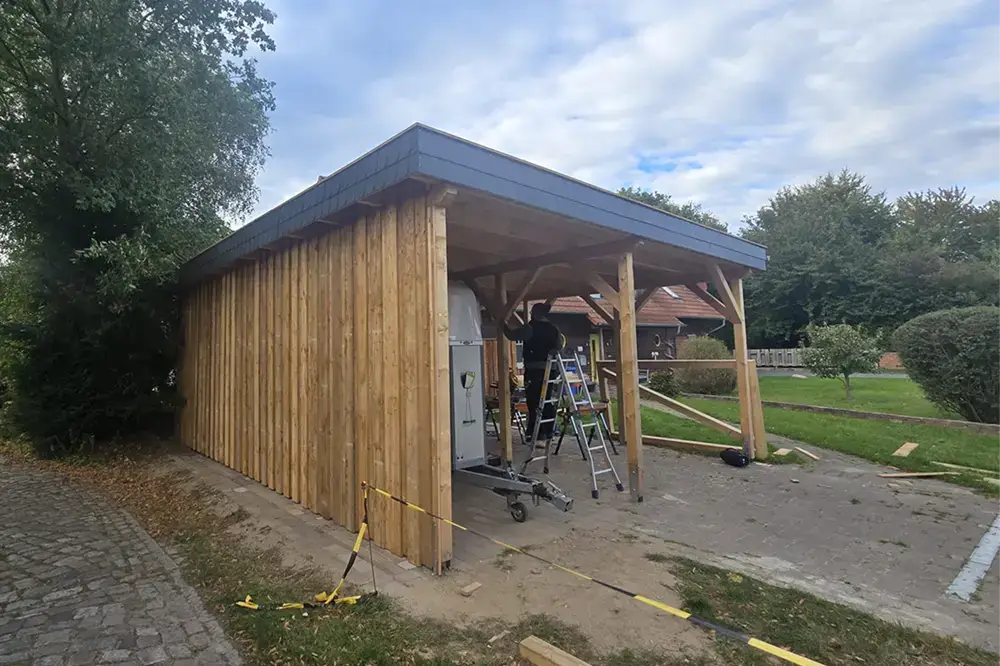 Holzcarport mit Geräteraum und senkrechter Holzverschalung