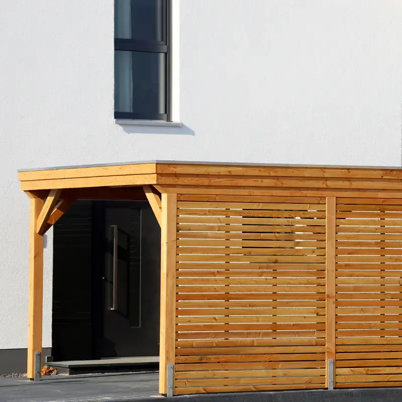 Moderner Holz-Carport mit Sichtschutzwand als individueller Holzbau am Wohnhaus