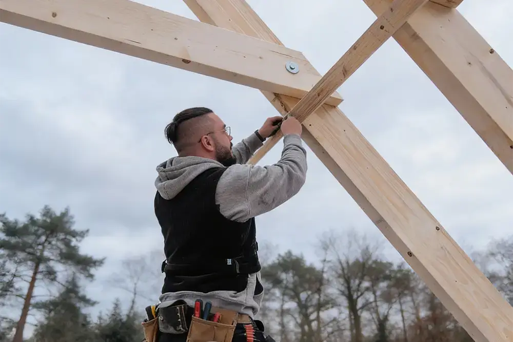 Montage eines Holz-Dachstuhls während der Bauphase durch Holzwerte Lüneburg