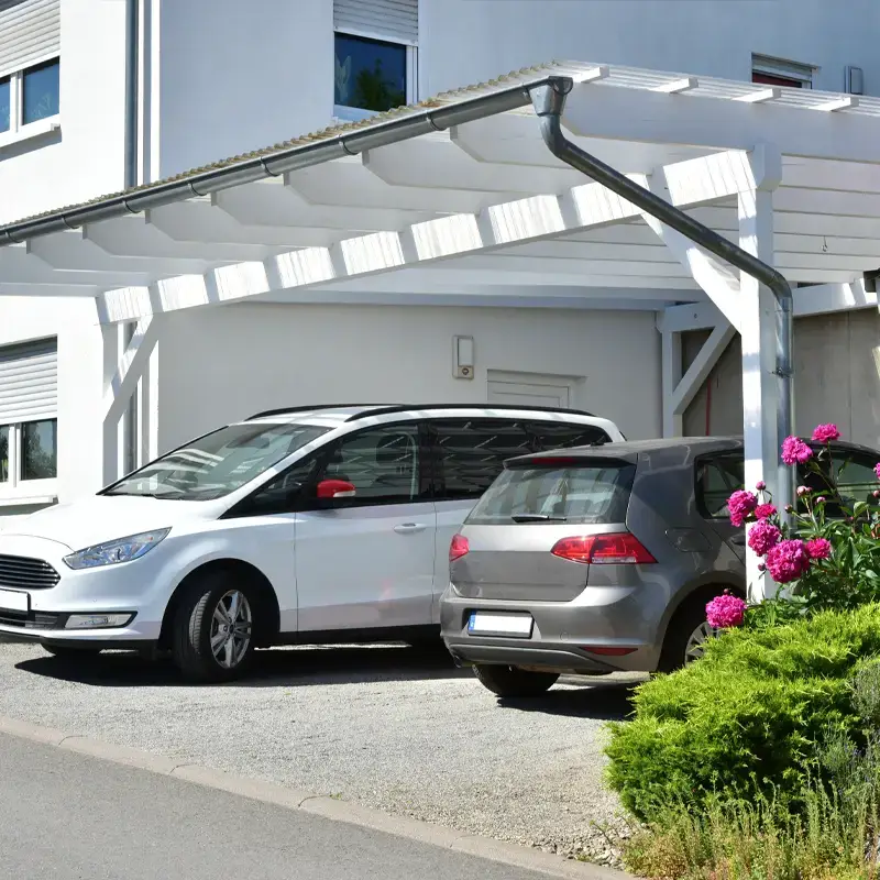 Weißer Holz-Carport am Wohnhaus mit zwei Stellplätzen