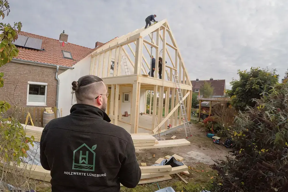 Neubau eines Holzrahmenanbaus während der Montage mit Holzwerte Lüneburg