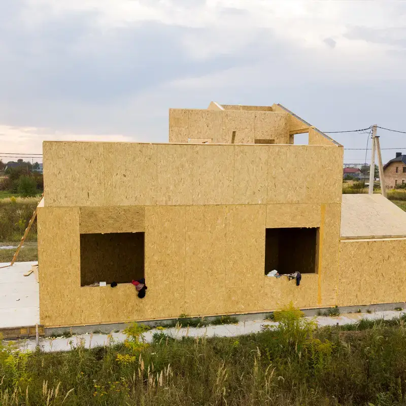 Neubau im Holzrahmenbau mit OSB-Außenwänden in der Bauphase