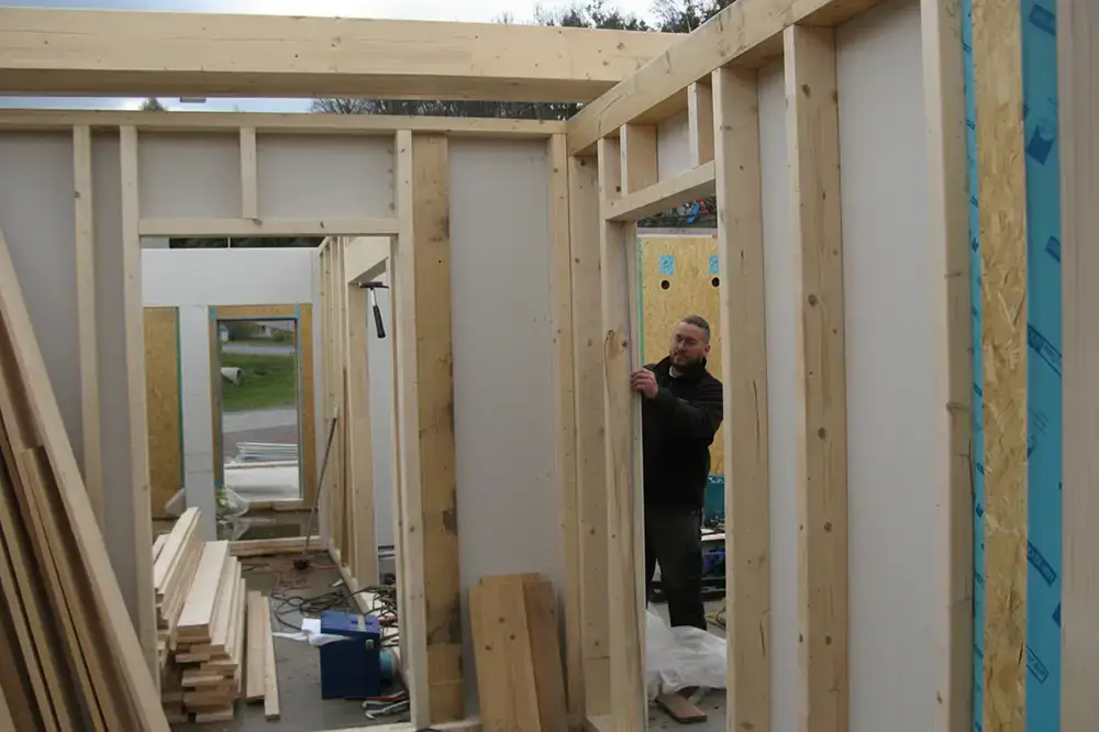Innenansicht eines Neubaus in Holzrahmenbauweise während der Montage mit Thomas Blum