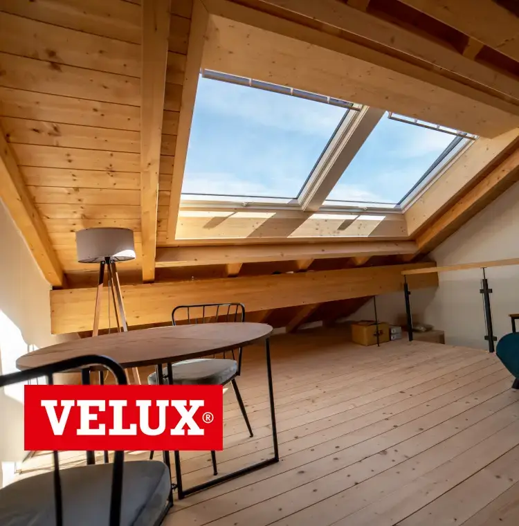 Dachausbau mit zwei Velux-Dachfenstern und sichtbarer Holzkonstruktion