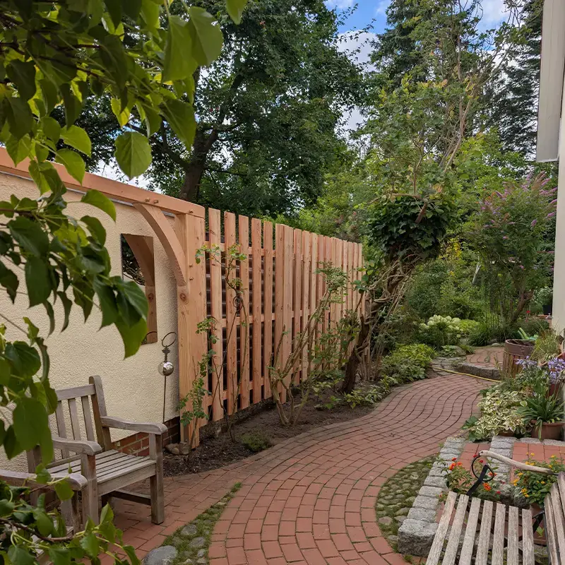 Sichtschutz aus Holz im Garten von Holzwerte Lüneburg