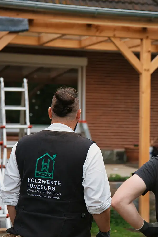 Zimmerermeister Thomas Blum bei einem Holzbauprojekt vor Ort