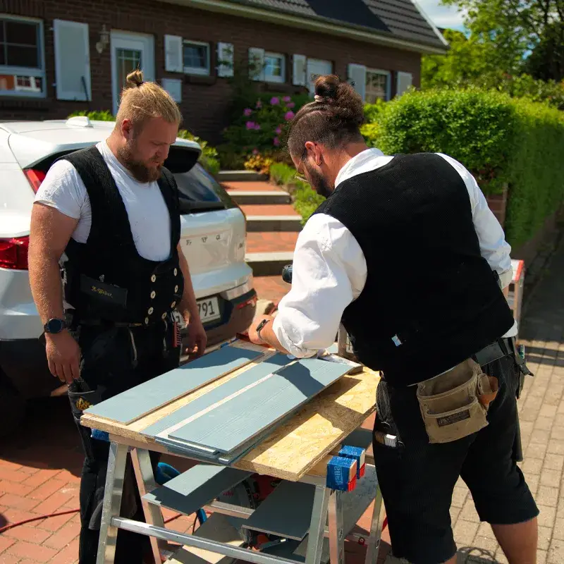 Team von Holzwerte Lüneburg bei präzisen Holzarbeiten auf der Baustelle