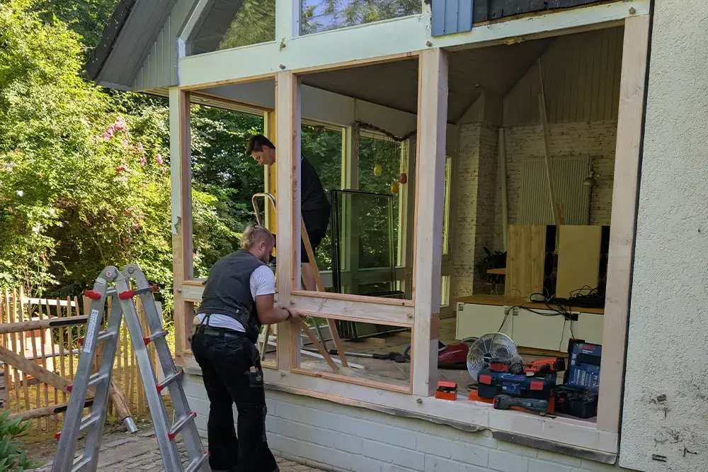 Zimmerer von Holzwerte Lüneburg bei der Sanierung einer Fensterfront