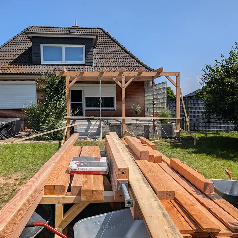 Bau eines Terrassendachs aus Holz durch Holzwerte Lüneburg
