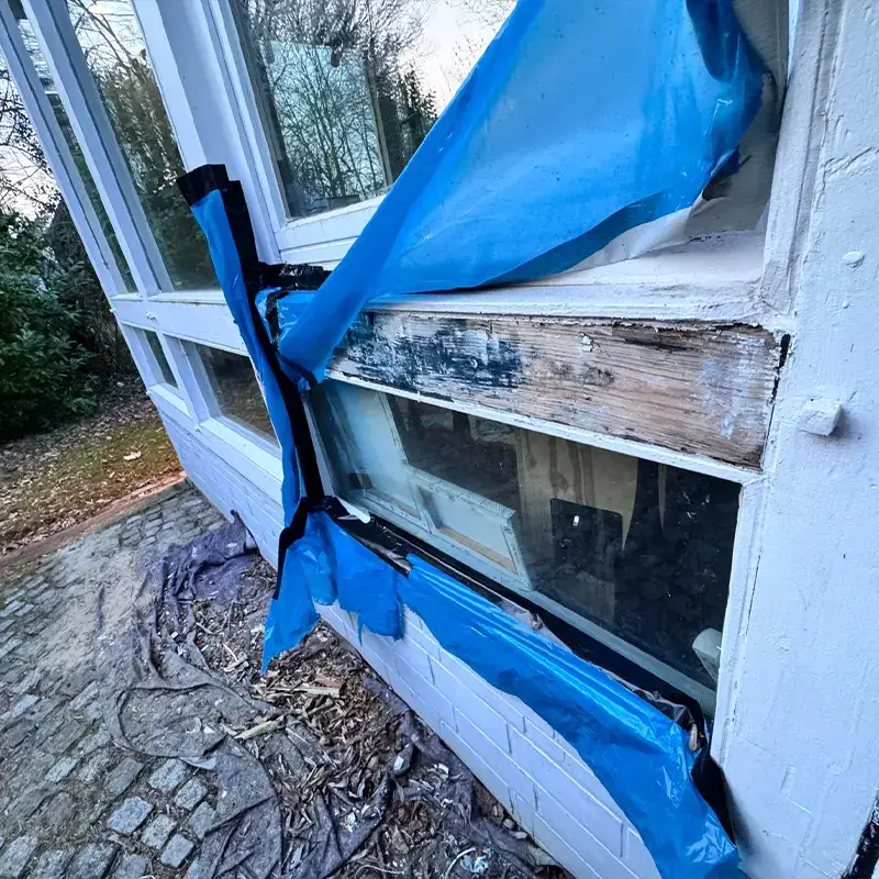 Sanierungsbedürftige Holzkonstruktion an einem Fenster